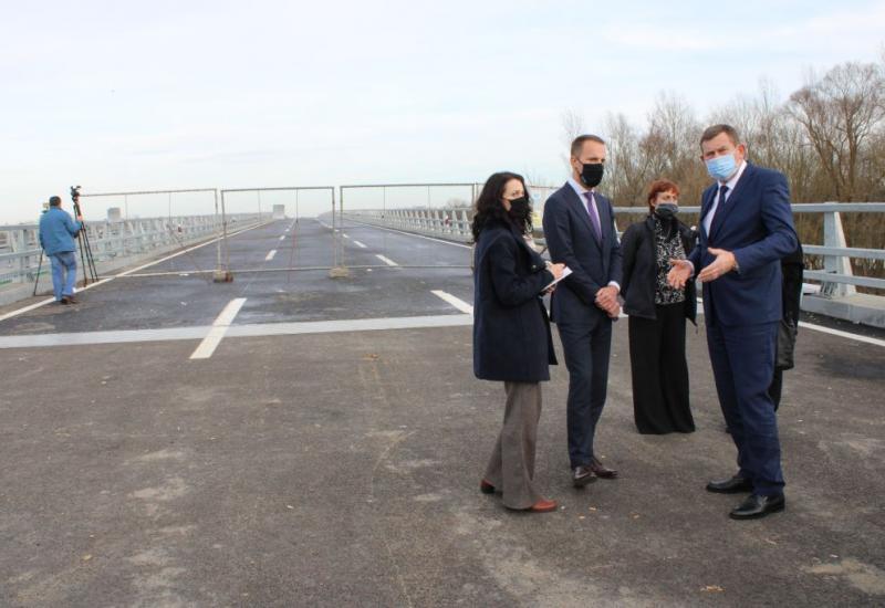 Ministar Mitrović obišao most Svilaj i Općinu Odžak